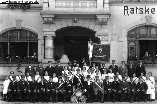 14.06.1914 Fahnenweihe "Jüngerer Militärverein" Aufnahme vor dem Rathaus.